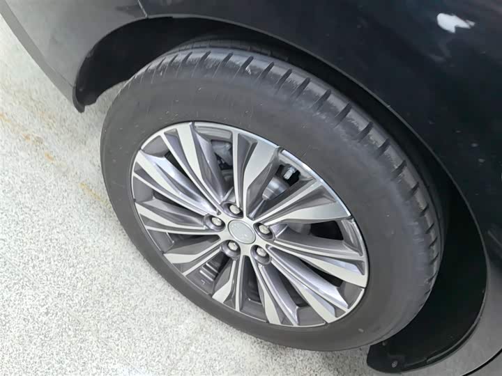 Фото 26 - Hongqi E-QM5