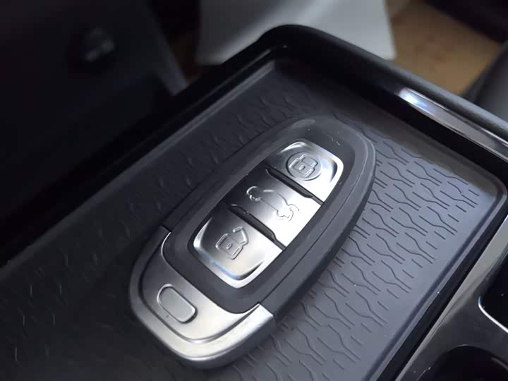 Фото 9 - Hongqi E-QM5