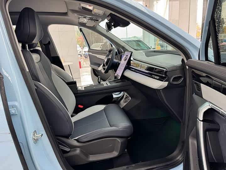 Фото 10 - Geely Atlas L