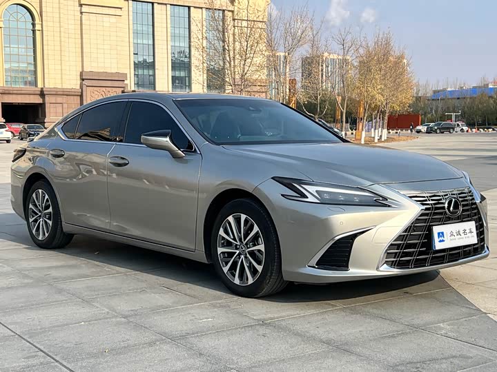 Фото 3 - Lexus ES