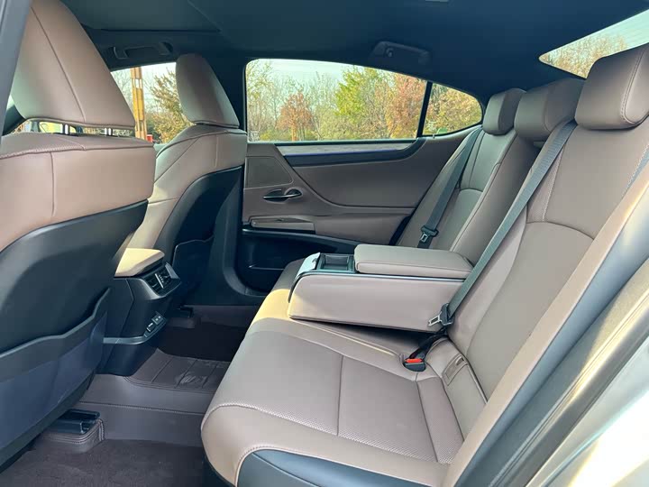 Фото 6 - Lexus ES