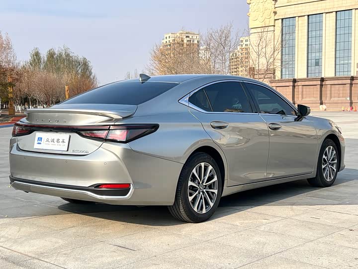 Фото 7 - Lexus ES