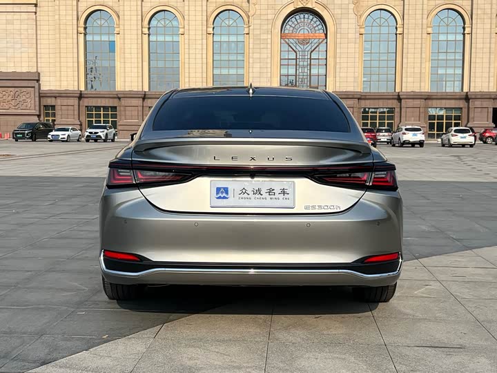 Фото 8 - Lexus ES