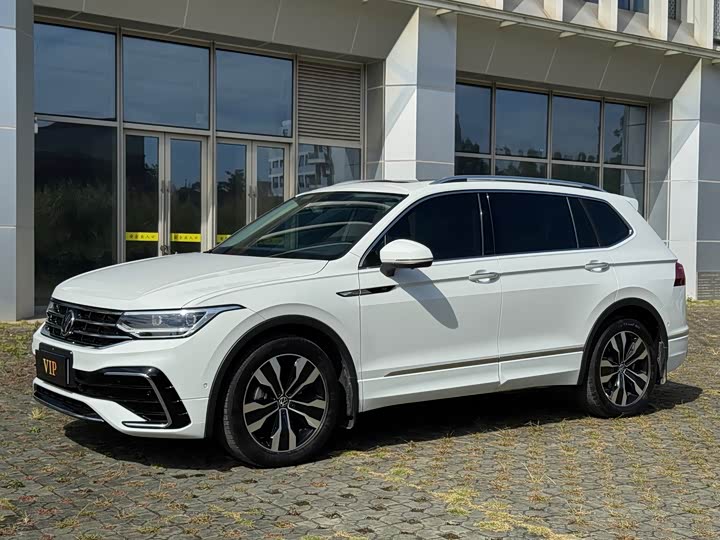 Фото 1 - Volkswagen Tiguan L Pro