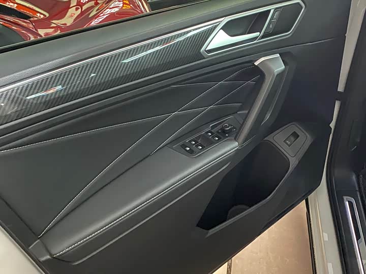 Фото 11 - Volkswagen Tiguan L Pro