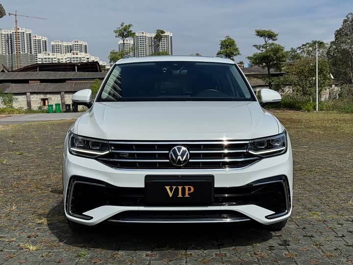 Фото 2 - Volkswagen Tiguan L Pro