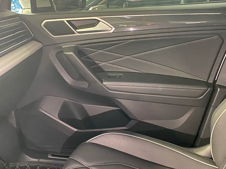 Фото 21 - Volkswagen Tiguan L Pro