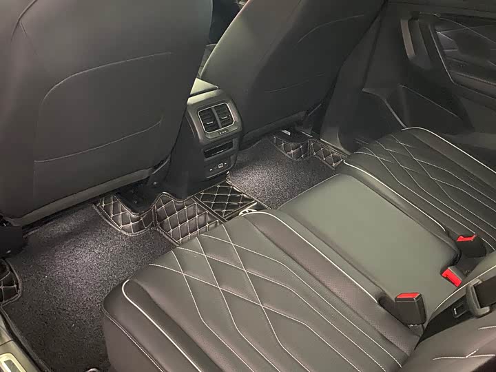 Фото 24 - Volkswagen Tiguan L Pro