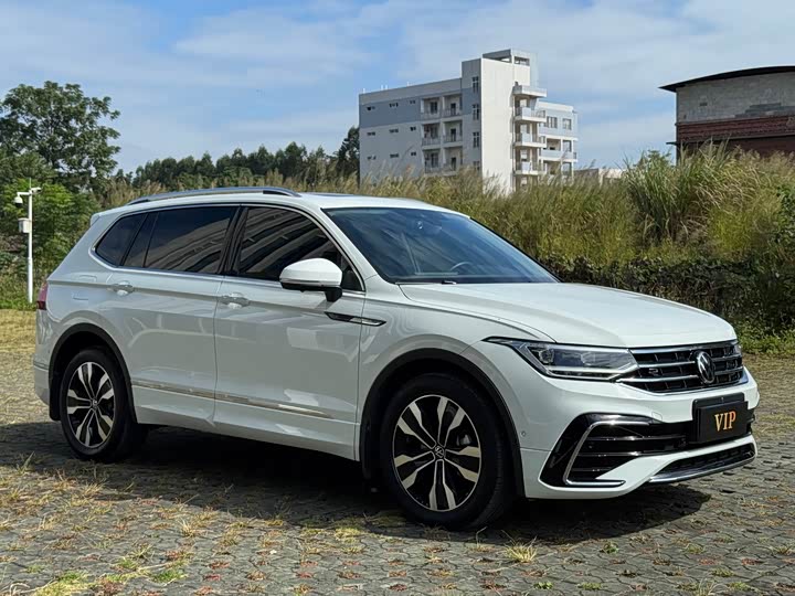 Фото 3 - Volkswagen Tiguan L Pro