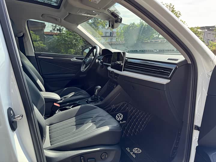 Фото 8 - Volkswagen Tiguan L Pro