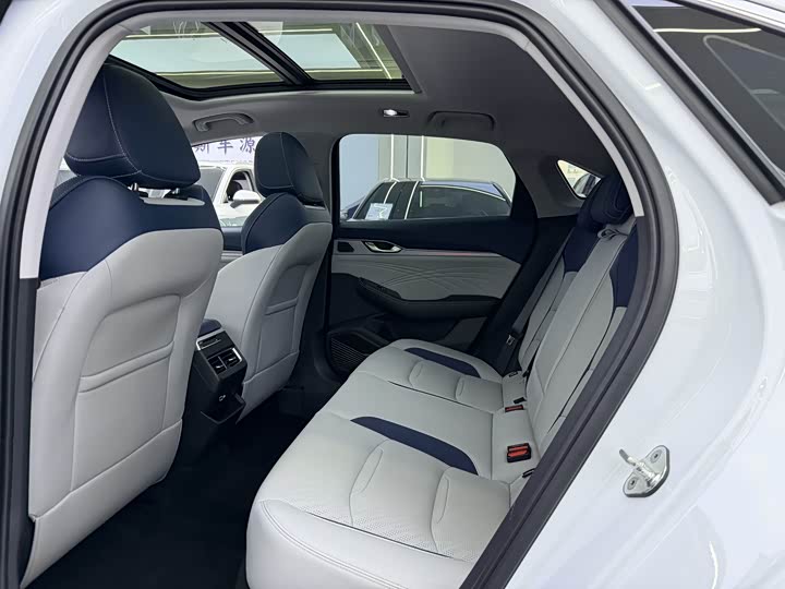 Фото 7 - Geely Preface