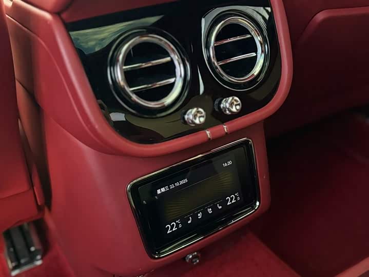 Фото 10 - Bentley Bentayga