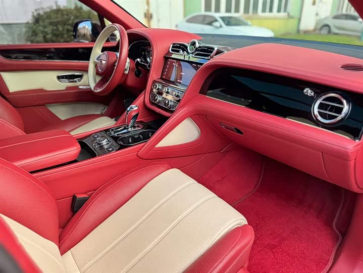 Фото 13 - Bentley Bentayga