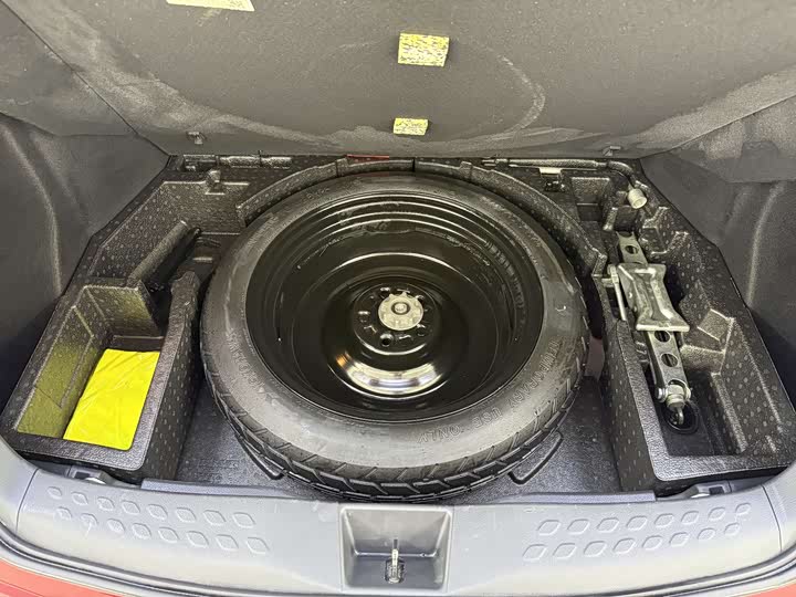 Фото 17 - Toyota C-HR