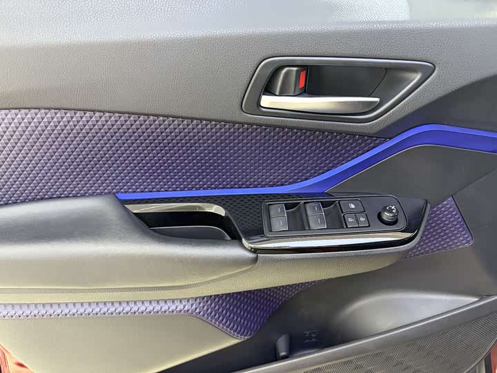 Фото 18 - Toyota C-HR