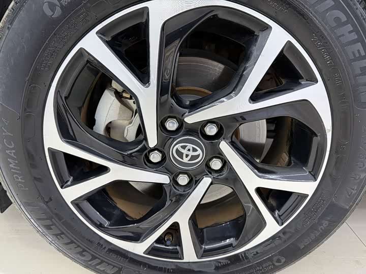 Фото 19 - Toyota C-HR