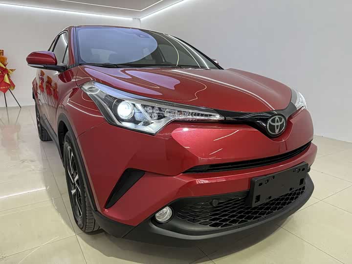 Фото 2 - Toyota C-HR