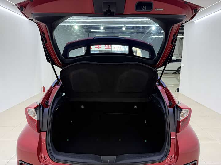 Фото 20 - Toyota C-HR