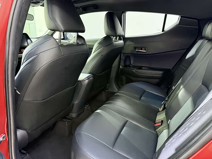 Фото 8 - Toyota C-HR