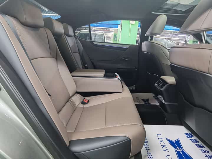 Фото 10 - Lexus ES