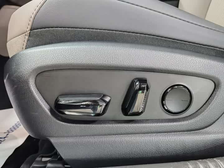 Фото 16 - Lexus ES