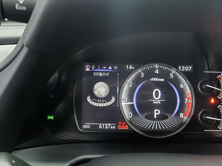 Фото 19 - Lexus ES