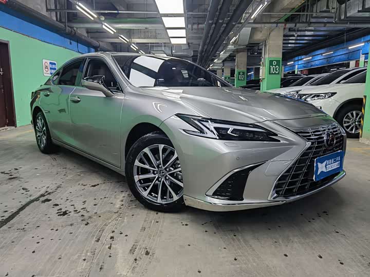Фото 3 - Lexus ES