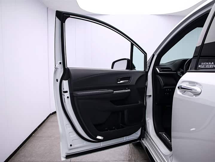 Фото 11 - Toyota Sienna