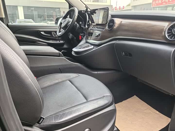 Фото 23 - Mercedes-Benz V-Class