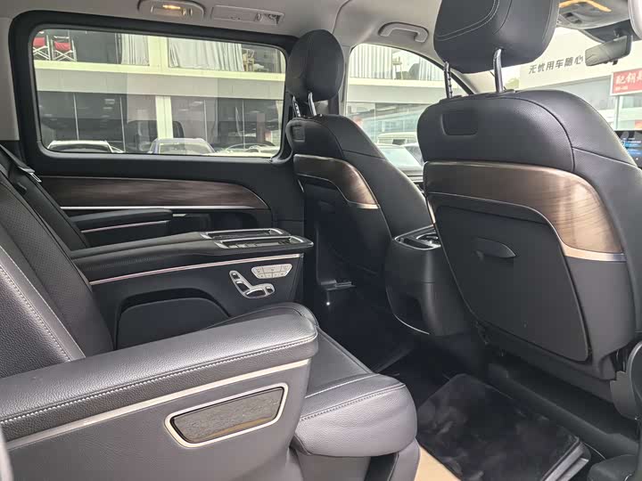 Фото 24 - Mercedes-Benz V-Class