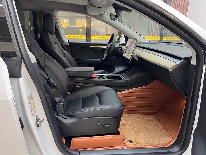 Фото 14 - Tesla Model Y