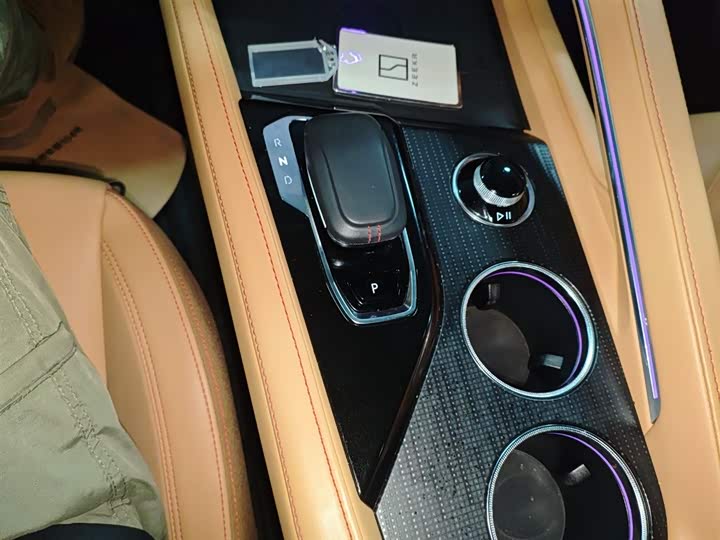 Фото 14 - Zeekr 001