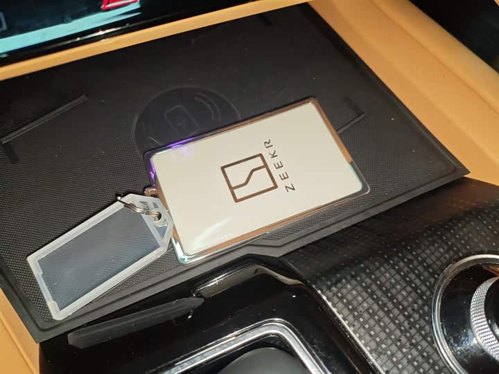 Фото 9 - Zeekr 001