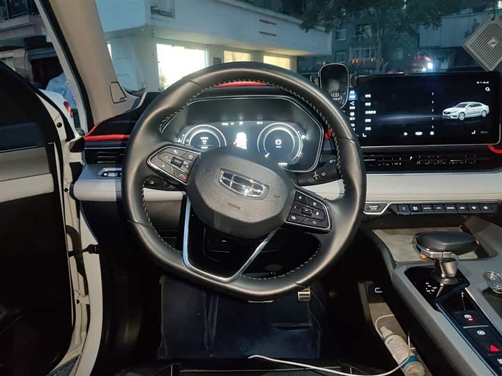 Фото 3 - Geely Preface