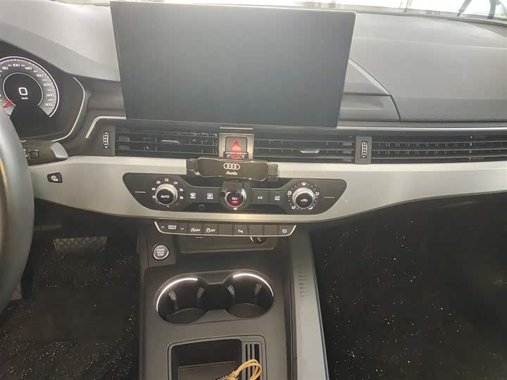 Фото 13 - Audi A4L