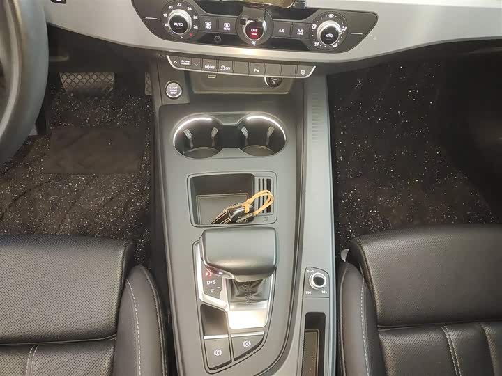 Фото 14 - Audi A4L