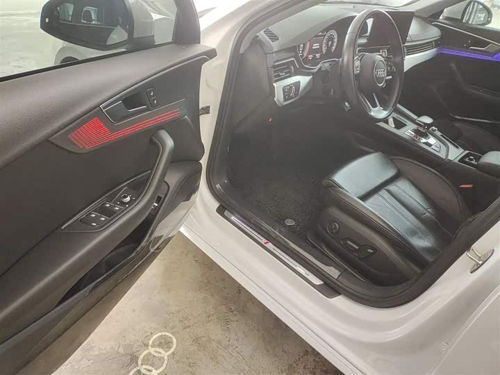 Фото 16 - Audi A4L