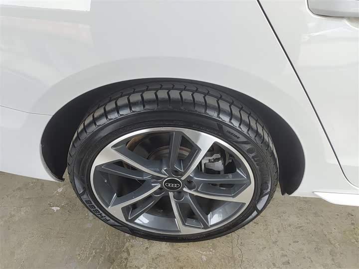 Фото 26 - Audi A4L