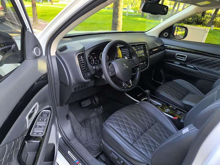 Фото 10 - Mitsubishi Outlander