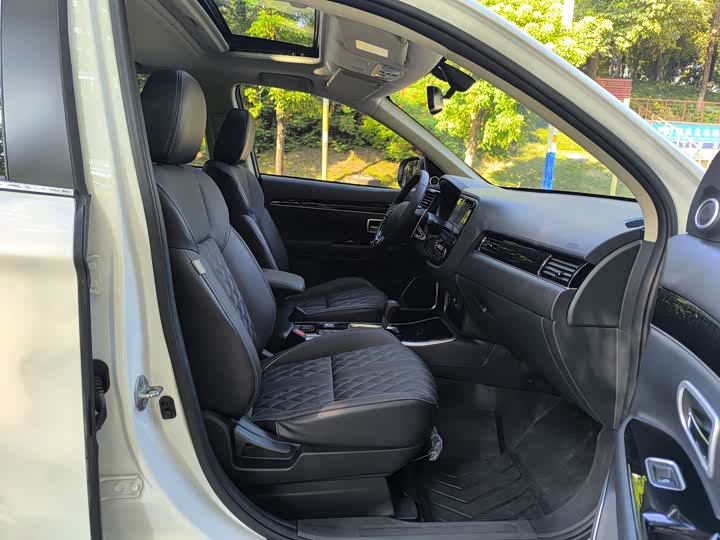 Фото 13 - Mitsubishi Outlander