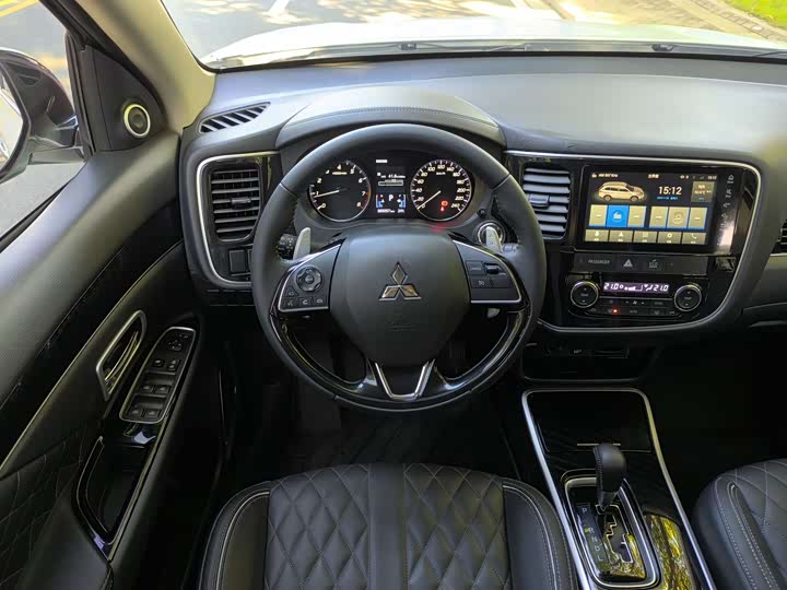 Фото 15 - Mitsubishi Outlander