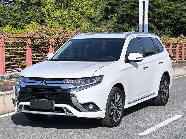Фото 2 - Mitsubishi Outlander