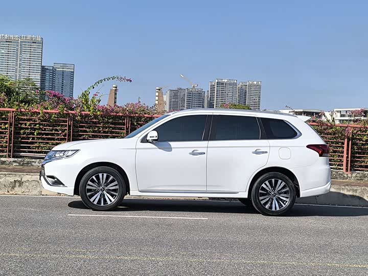 Фото 8 - Mitsubishi Outlander