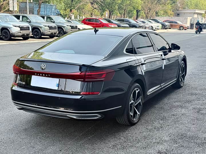 Фото 15 - Volkswagen Passat