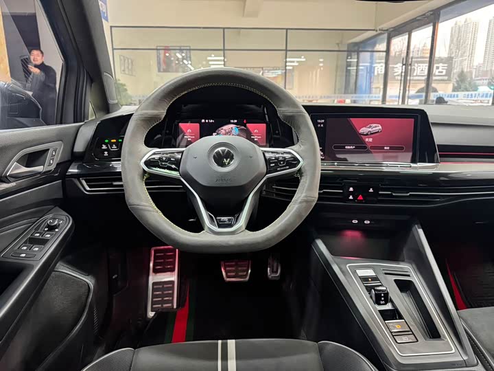 Фото 16 - Volkswagen Golf