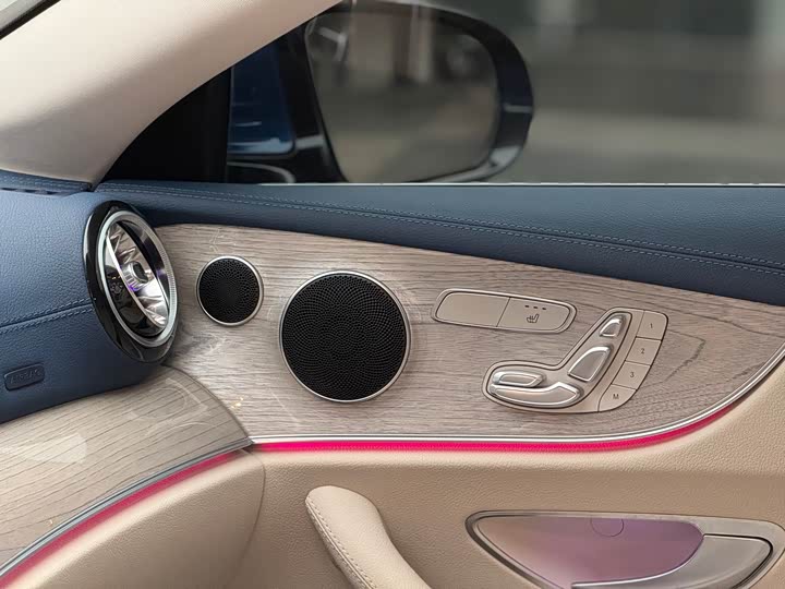 Фото 10 - Mercedes-Benz E-Class