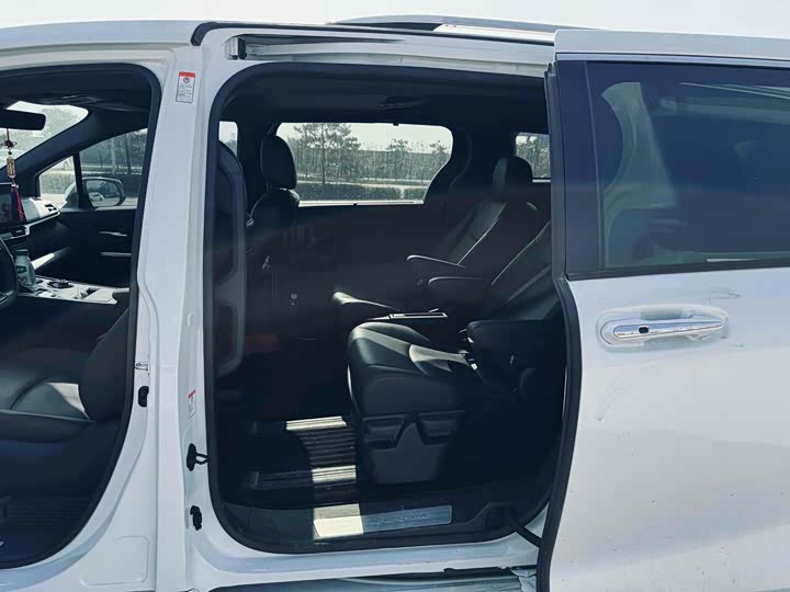 Фото 5 - Toyota Granvia