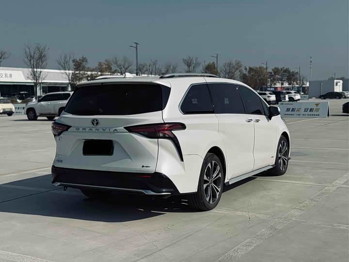 Фото 9 - Toyota Granvia