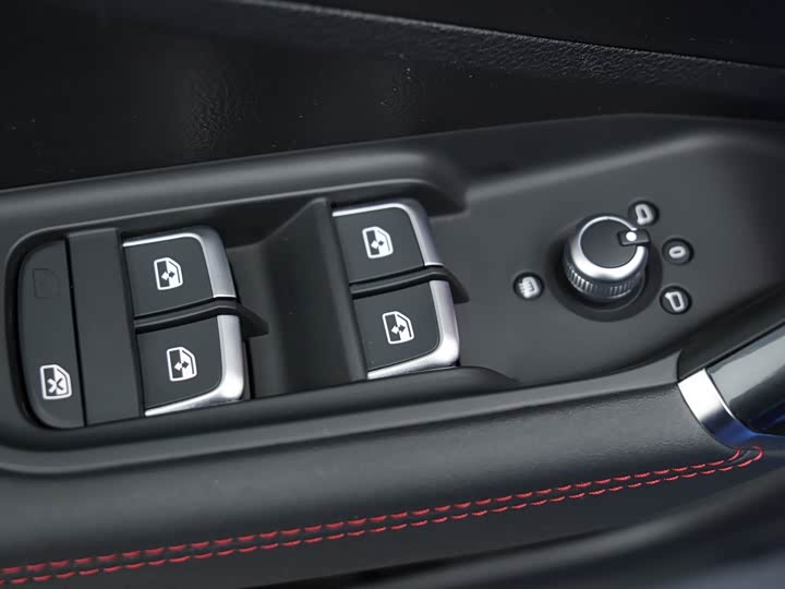 Фото 10 - Audi Q2L