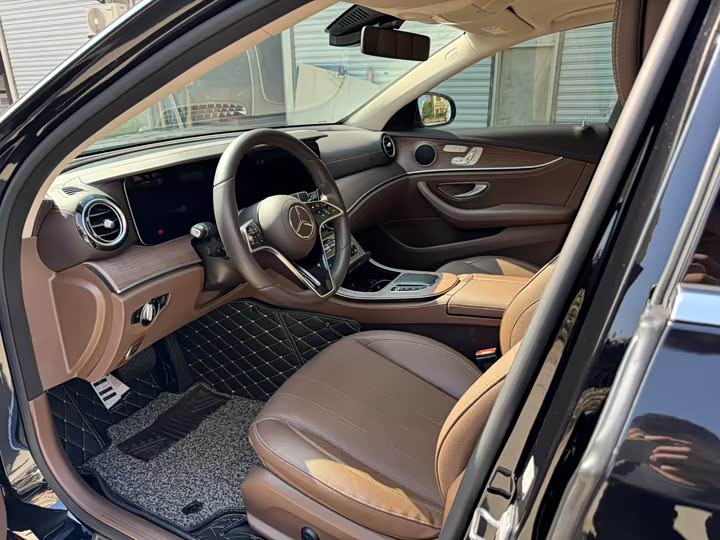 Фото 5 - Mercedes-Benz E-Class